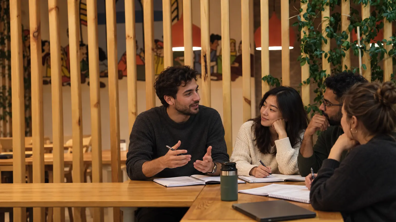 Orlando Language Academy'de eğitmenle IELTS çalışması yapan yetişkin öğrenciler