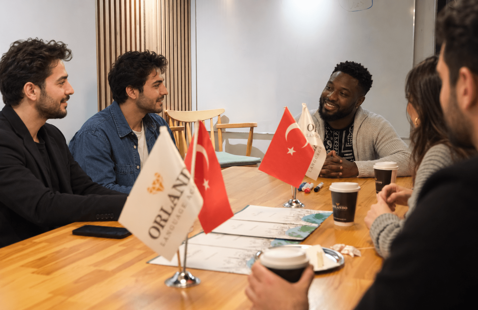 Orlando Language Academy konuşma kulübünde İngilizce pratiği